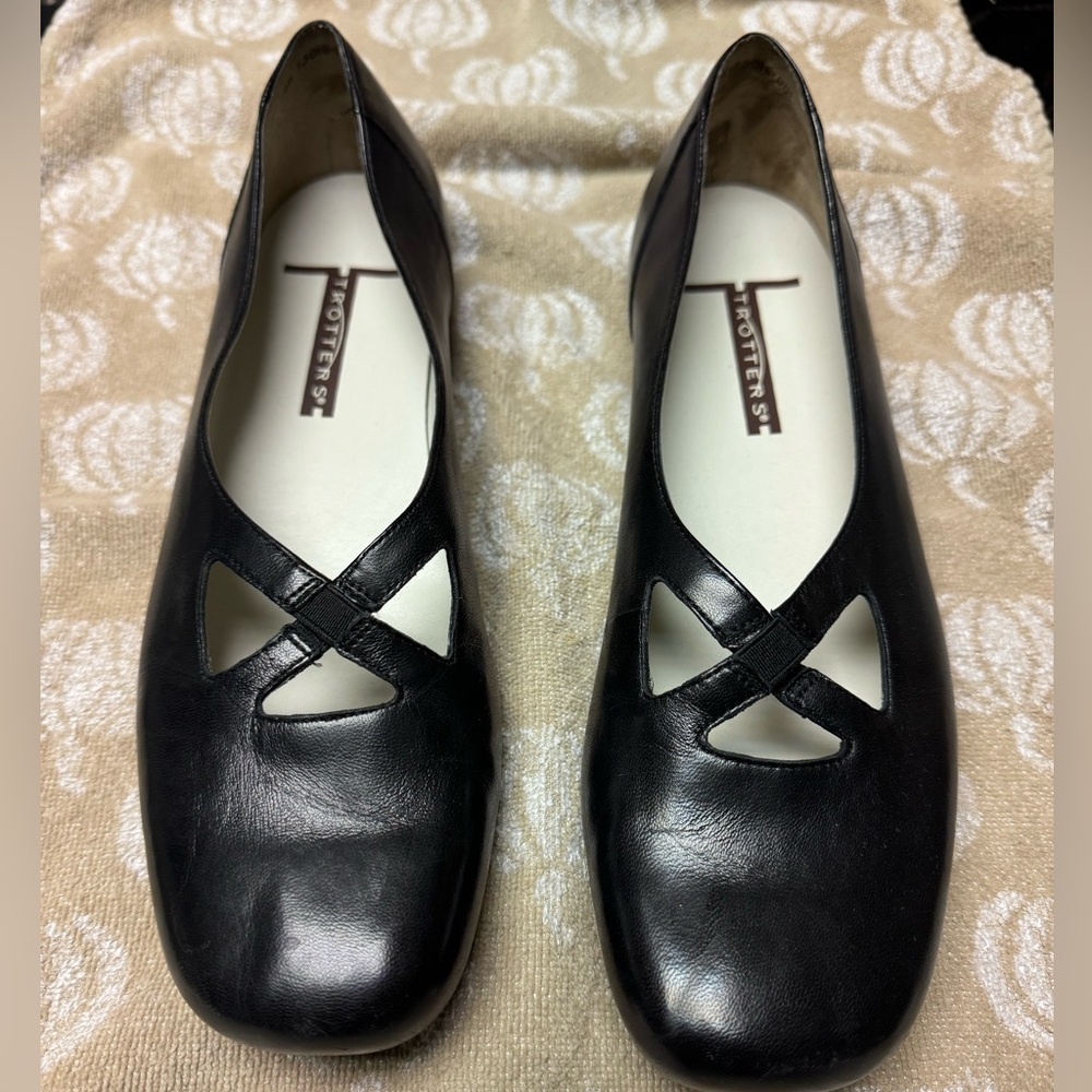 Trotters Black Maggie Women’s Shoes